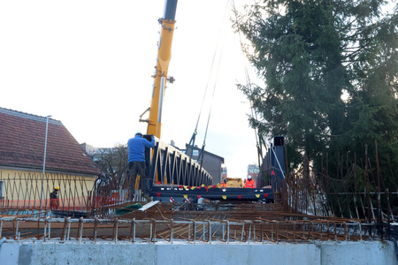 POSTAVITEV BRVI ČEZ CERKNIŠČICO 11 FOTO LJUBO VUKELIČ